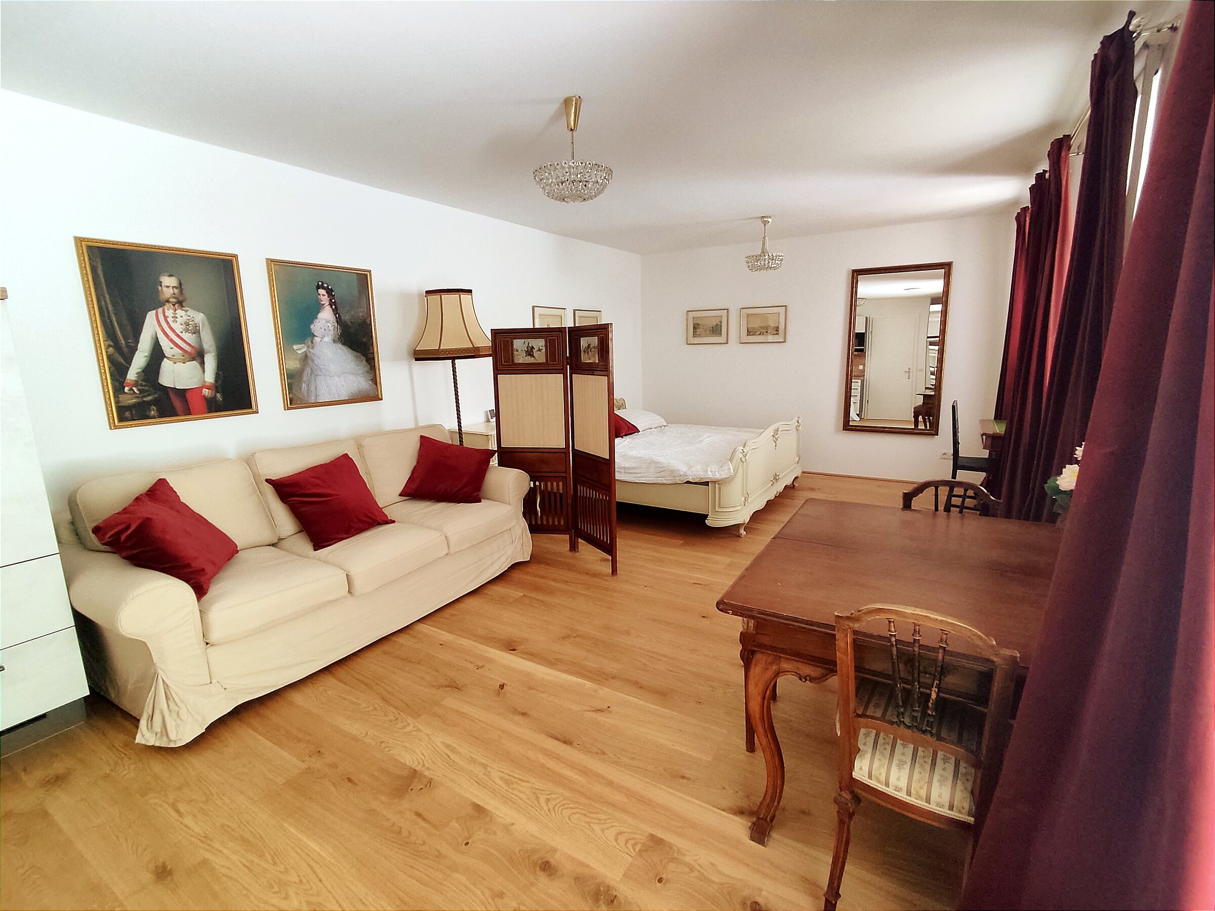 Helles 1-Zimmer Apartment mit Parkettboden & Kaiserporträts – Kurzzeitmiete Wien, Wohnen auf Zeit für 1 bis 6 Monate