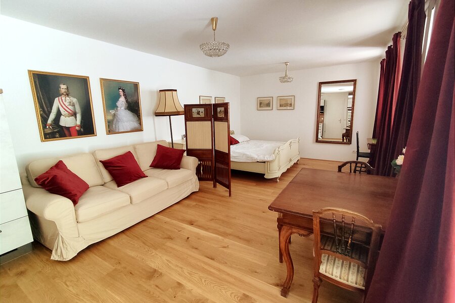 Helles 1-Zimmer Apartment mit Parkettboden & Kaiserporträts – Kurzzeitmiete Wien, Wohnen auf Zeit für 1 bis 6 Monate