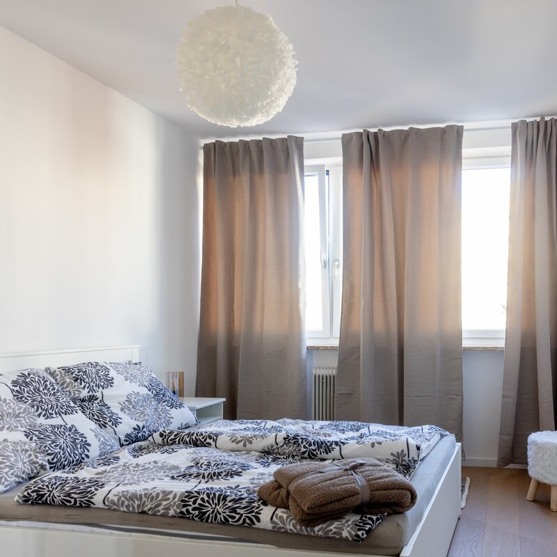 Schlafzimmer mit Blick zum Fenster