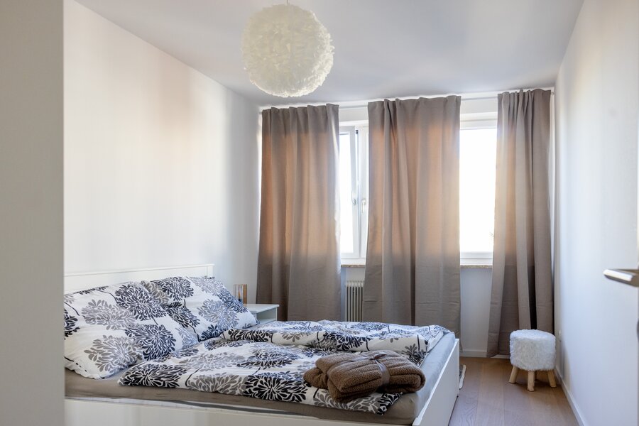 Schlafzimmer mit Blick zum Fenster