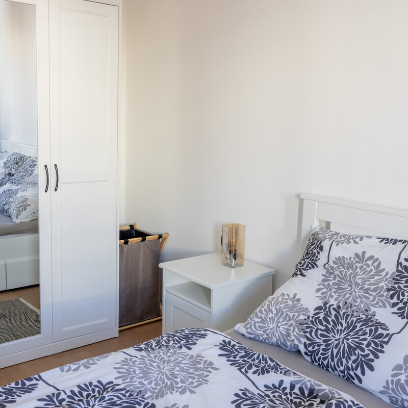 Schlafzimmer Detail hin zum Kasten