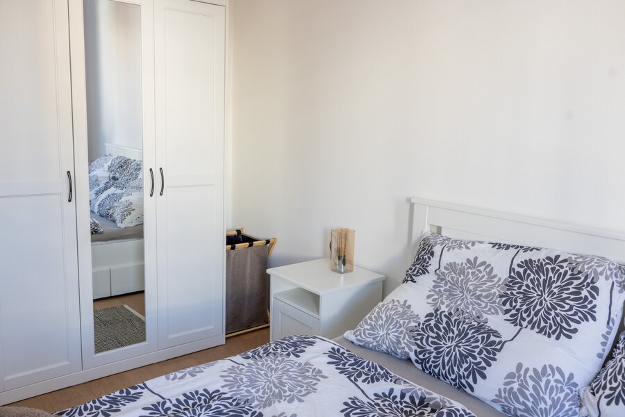 Schlafzimmer Detail hin zum Kasten