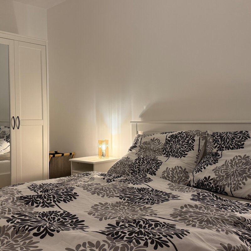 Schlafzimmer bei Nacht.