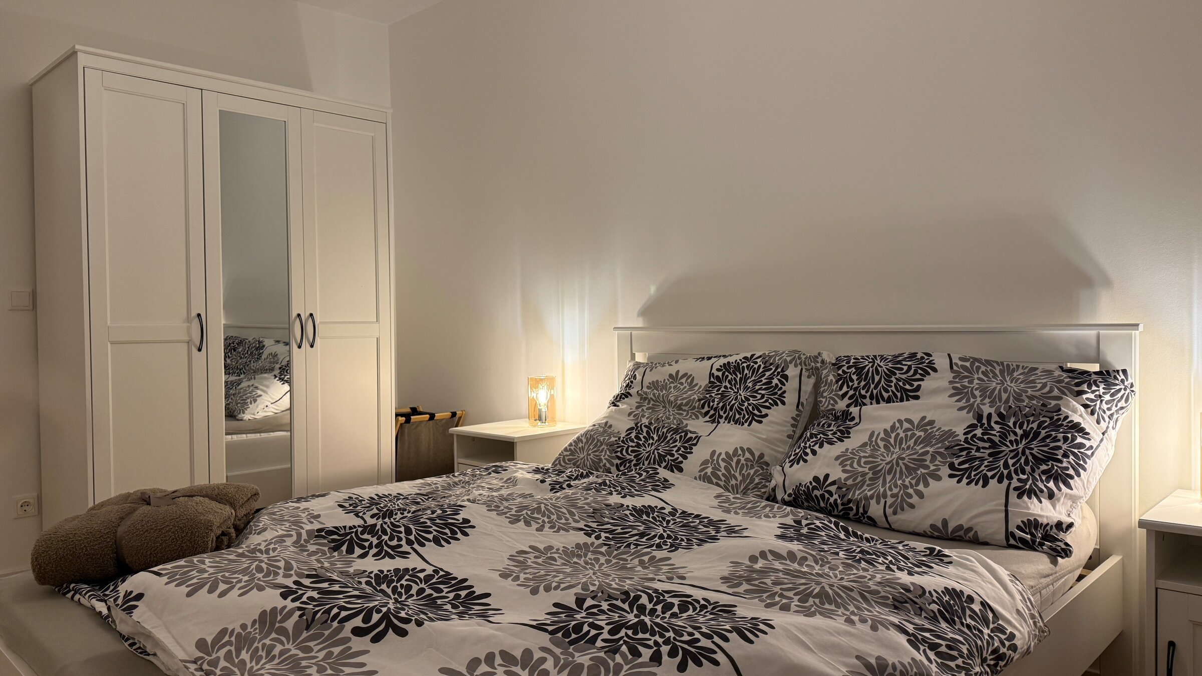 Schlafzimmer bei Nacht.