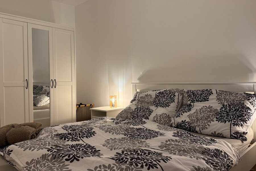 Schlafzimmer bei Nacht.