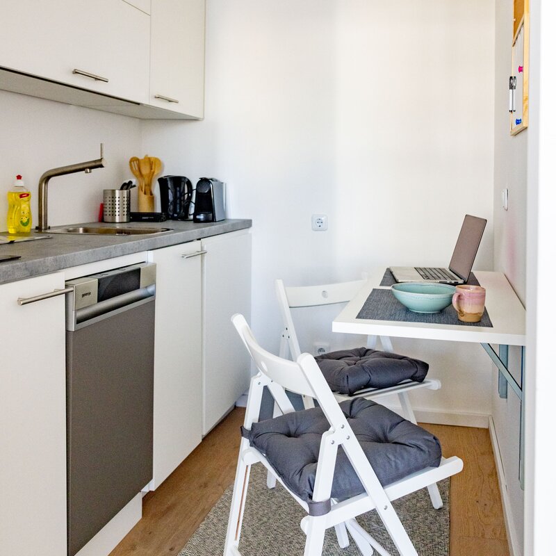 Der Küchentisch kann weggeklappt werden