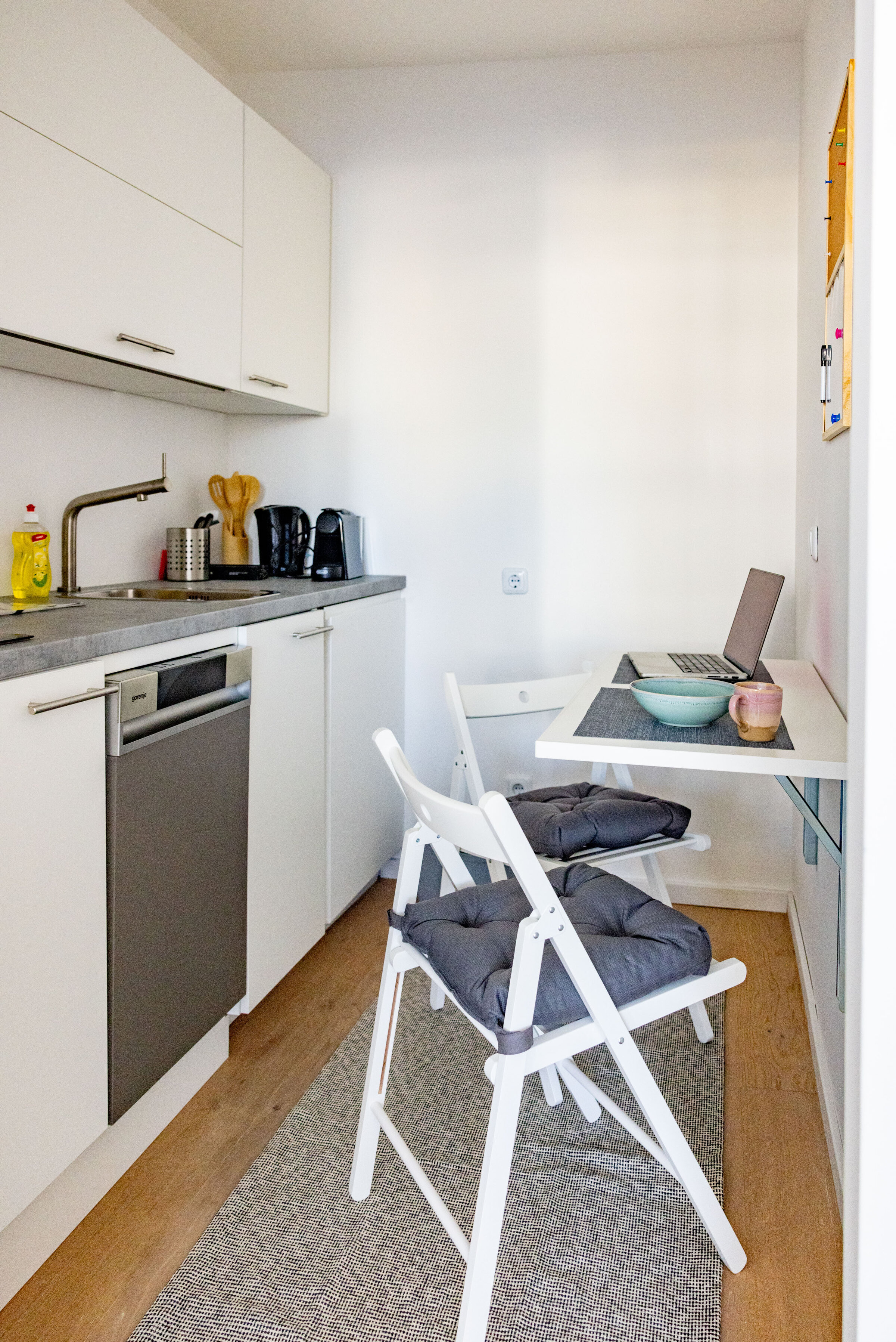 Der Küchentisch kann weggeklappt werden