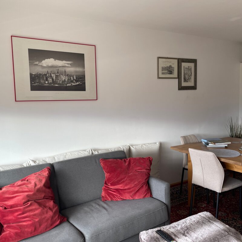 Gemütliche Couch und heller Essbereich | © Gabriele Möbius