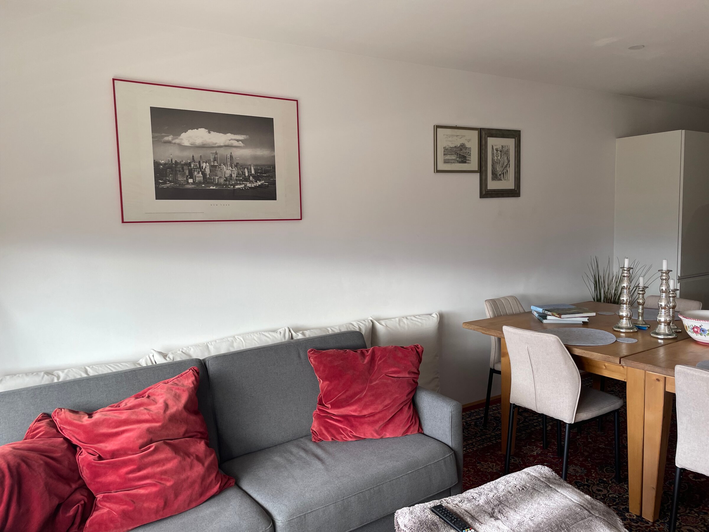 Gemütliche Couch und heller Essbereich | © Gabriele Möbius