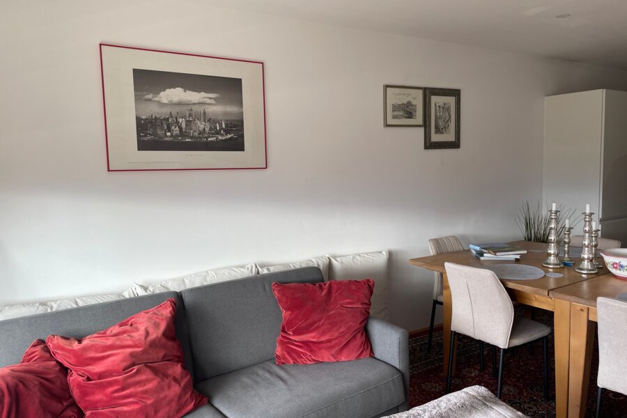 Gemütliche Couch und heller Essbereich | © Gabriele Möbius