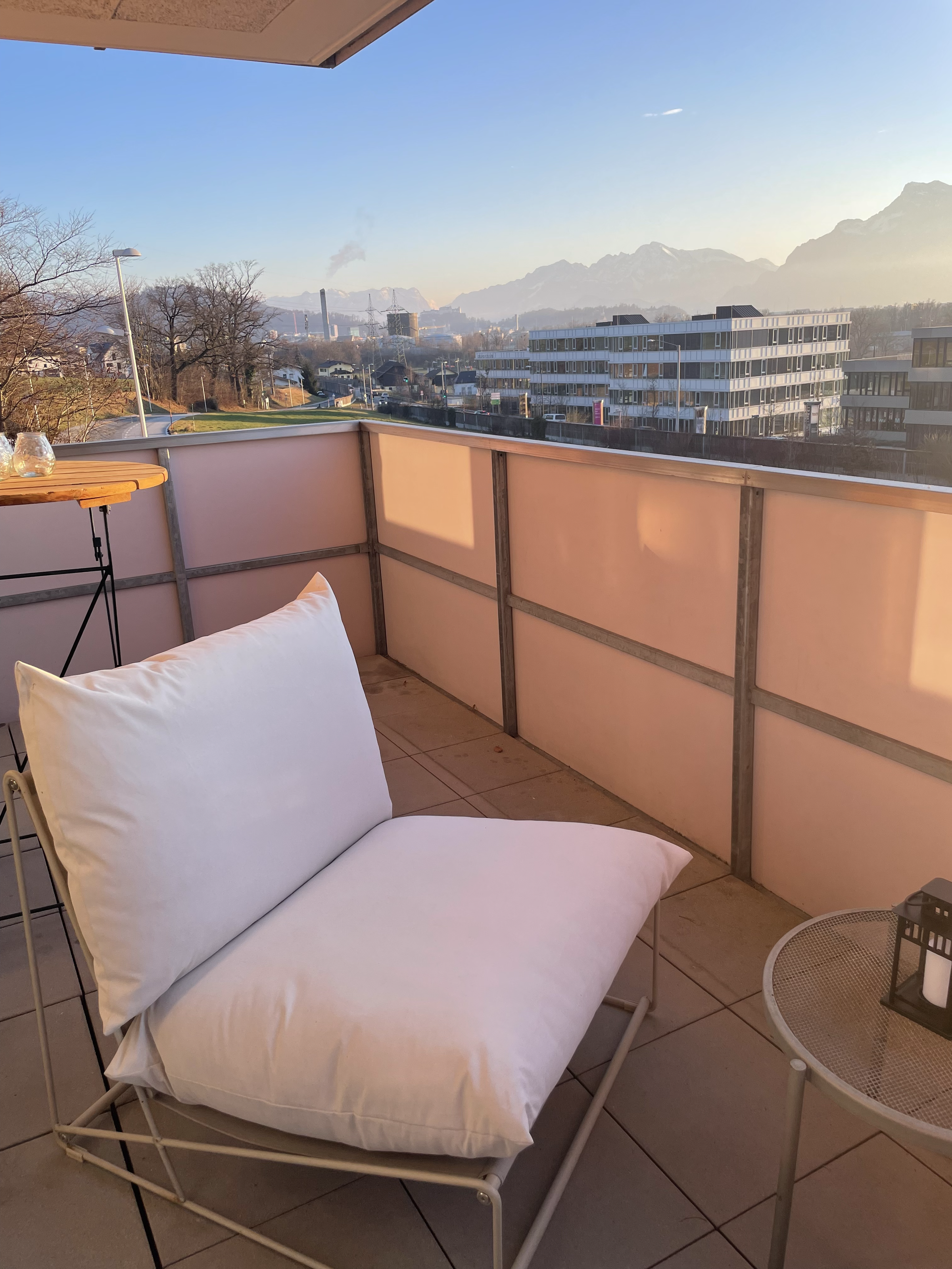 Balcony with mountain panorama – 2-room apartment, short-term rental & temporary housing for 1 to 6 months in Bergheim | © Gabriele Möbius