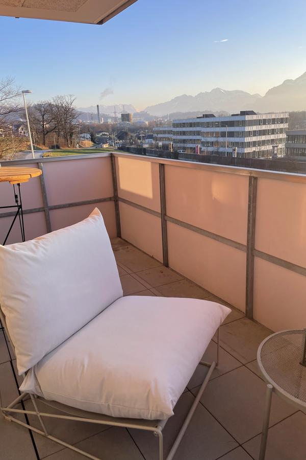 Balcony with mountain panorama – 2-room apartment, short-term rental & temporary housing for 1 to 6 months in Bergheim | © Gabriele Möbius