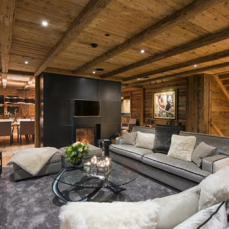Weitläufiger Wohnbereich mit Kamin & Holzdecke – Luxus-Chalet zur Kurzzeitmiete, Wohnen auf Zeit in Lech