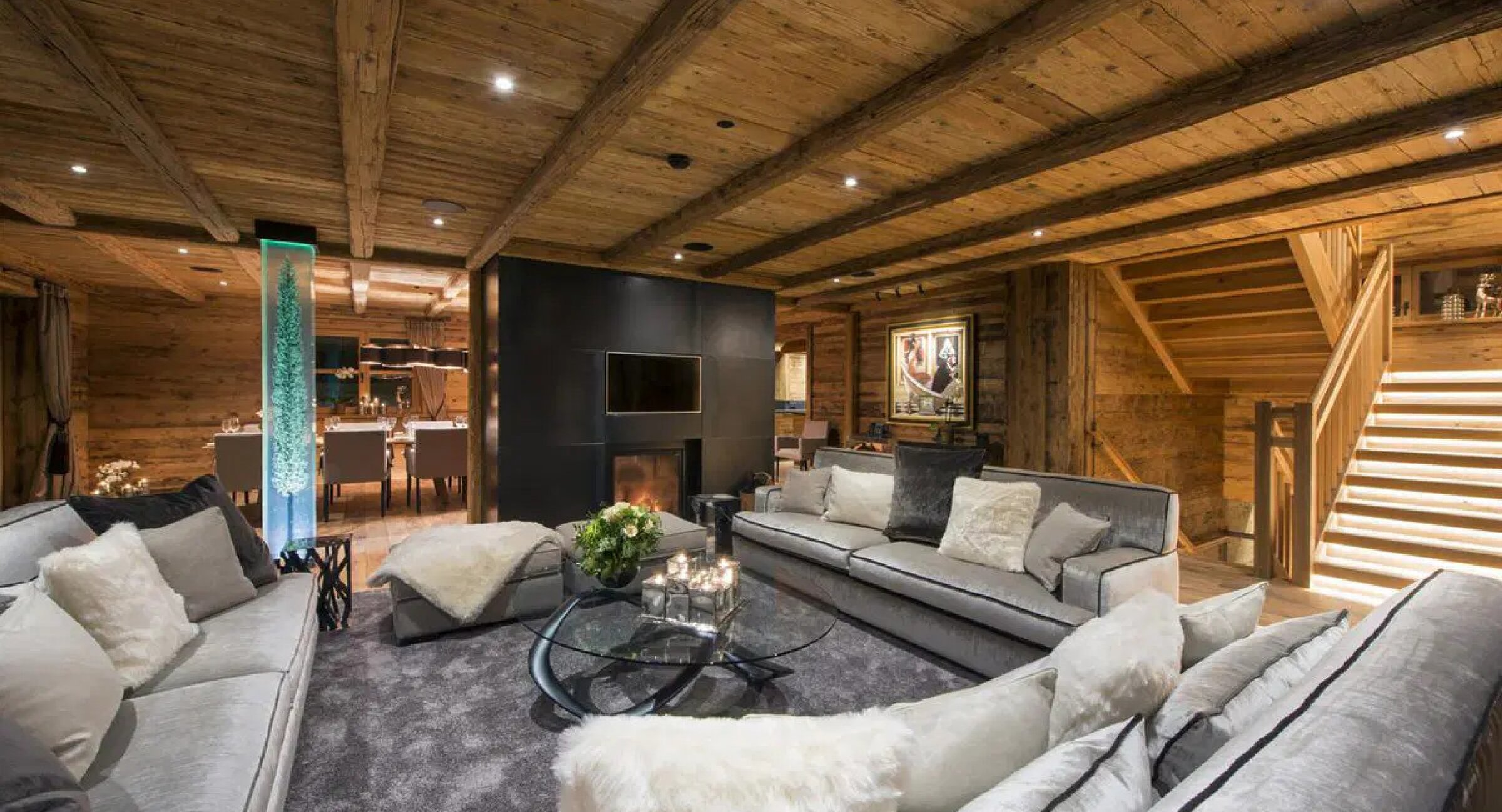 Weitläufiger Wohnbereich mit Kamin & Holzdecke – Luxus-Chalet zur Kurzzeitmiete, Wohnen auf Zeit in Lech