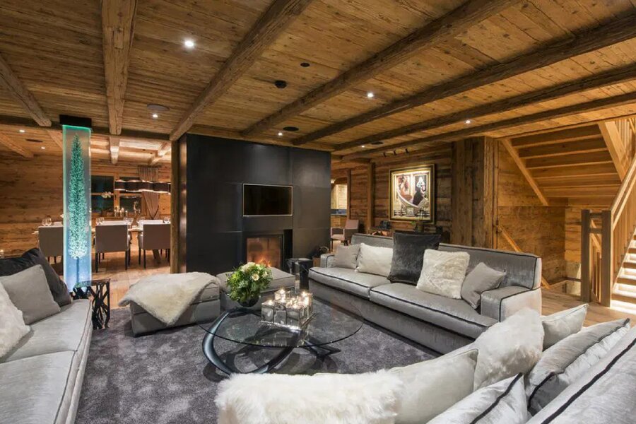 Weitläufiger Wohnbereich mit Kamin & Holzdecke – Luxus-Chalet zur Kurzzeitmiete, Wohnen auf Zeit in Lech