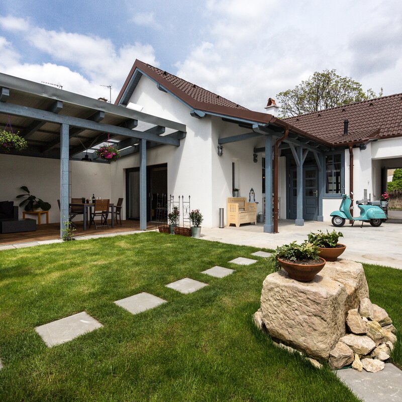 Atriumshof, überdachte Terrasse, Wohnzimmer von außen, Einganstor von innen