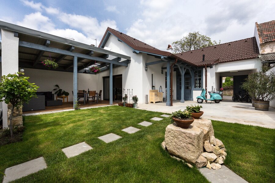 Atriumshof, überdachte Terrasse, Wohnzimmer von außen, Einganstor von innen