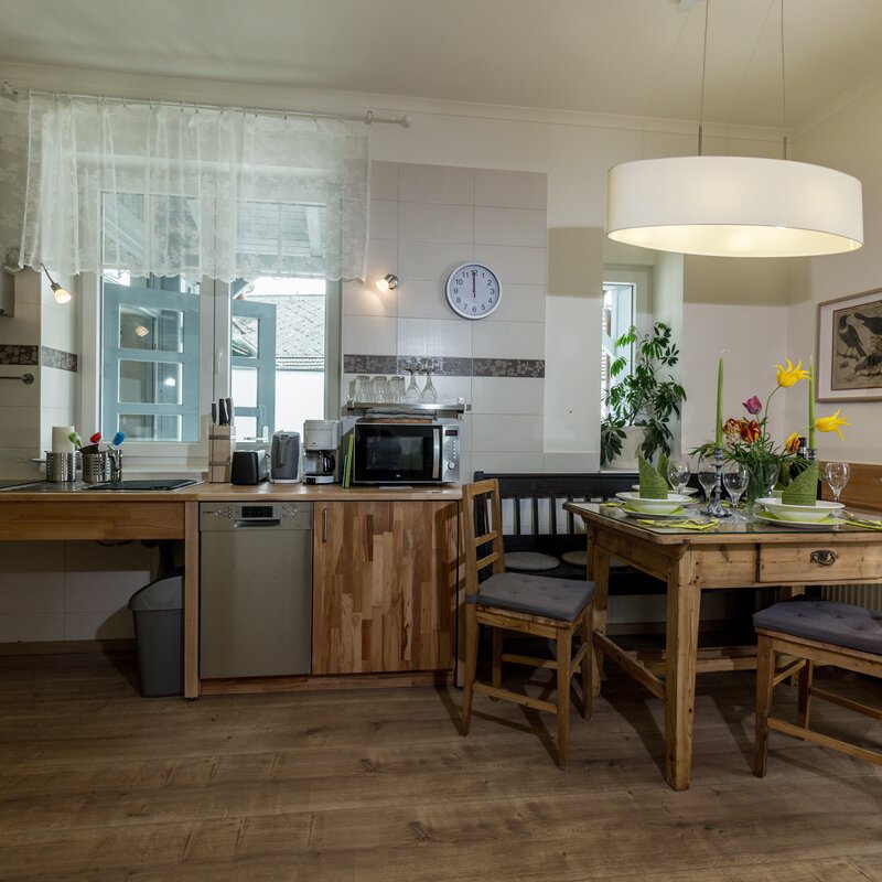 ein unterfahrbarer Herd, Geschirrspüler, Microwelle, Kühlschtrank,  und Esstisch für 4 personen