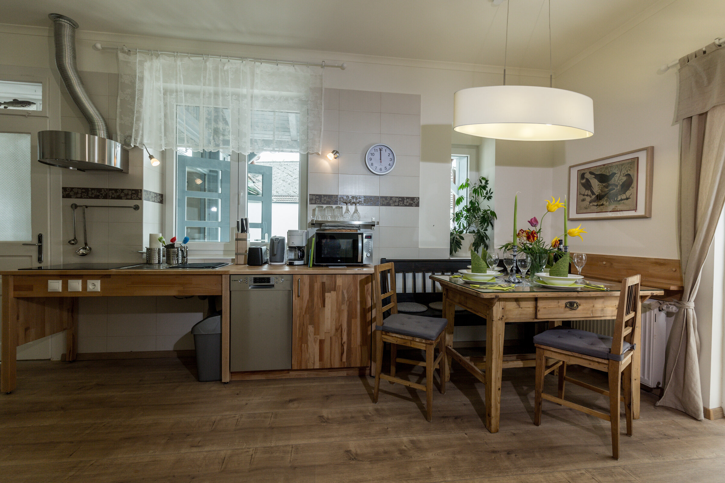 ein unterfahrbarer Herd, Geschirrspüler, Microwelle, Kühlschtrank,  und Esstisch für 4 personen