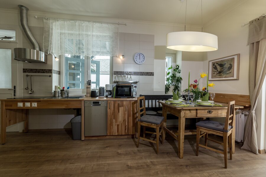 ein unterfahrbarer Herd, Geschirrspüler, Microwelle, Kühlschtrank,  und Esstisch für 4 personen