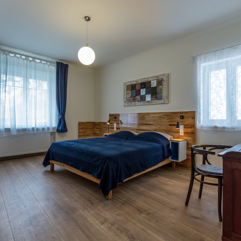 Doppelbett und Schreibtisch