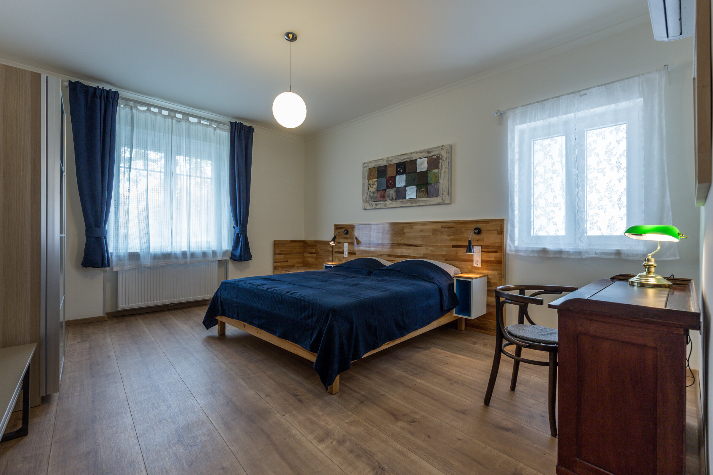 Doppelbett und Schreibtisch