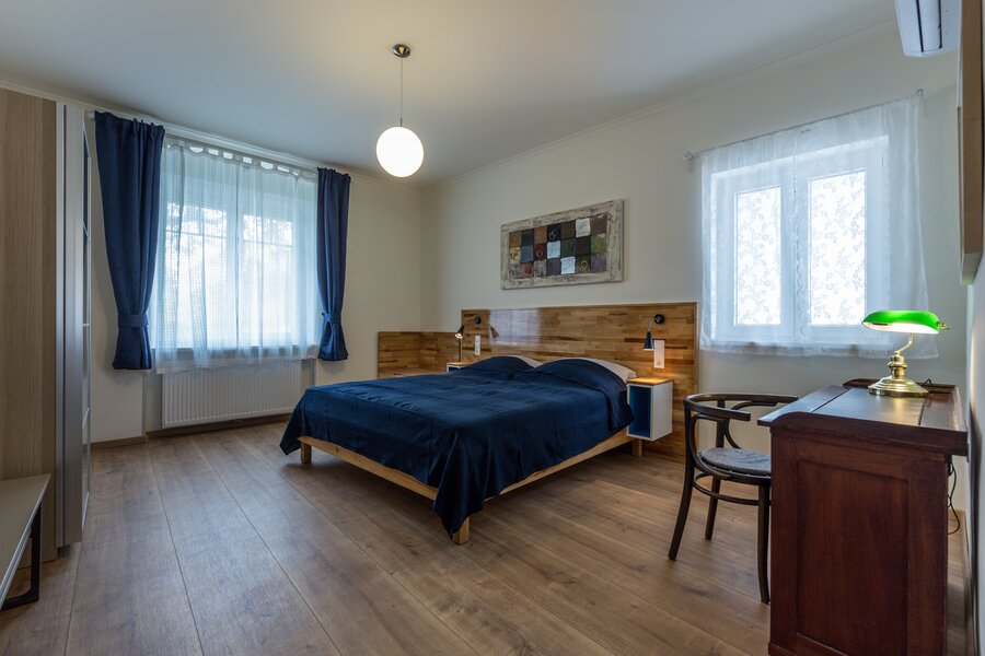 Doppelbett und Schreibtisch