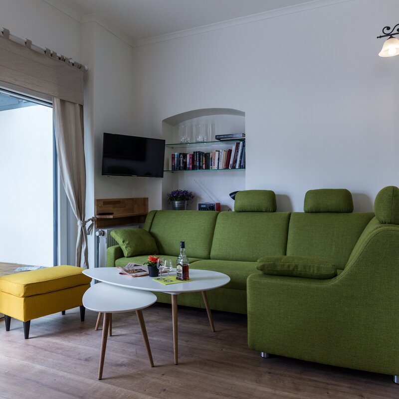 Sitzgruppe im Wohnzimmer mit TV