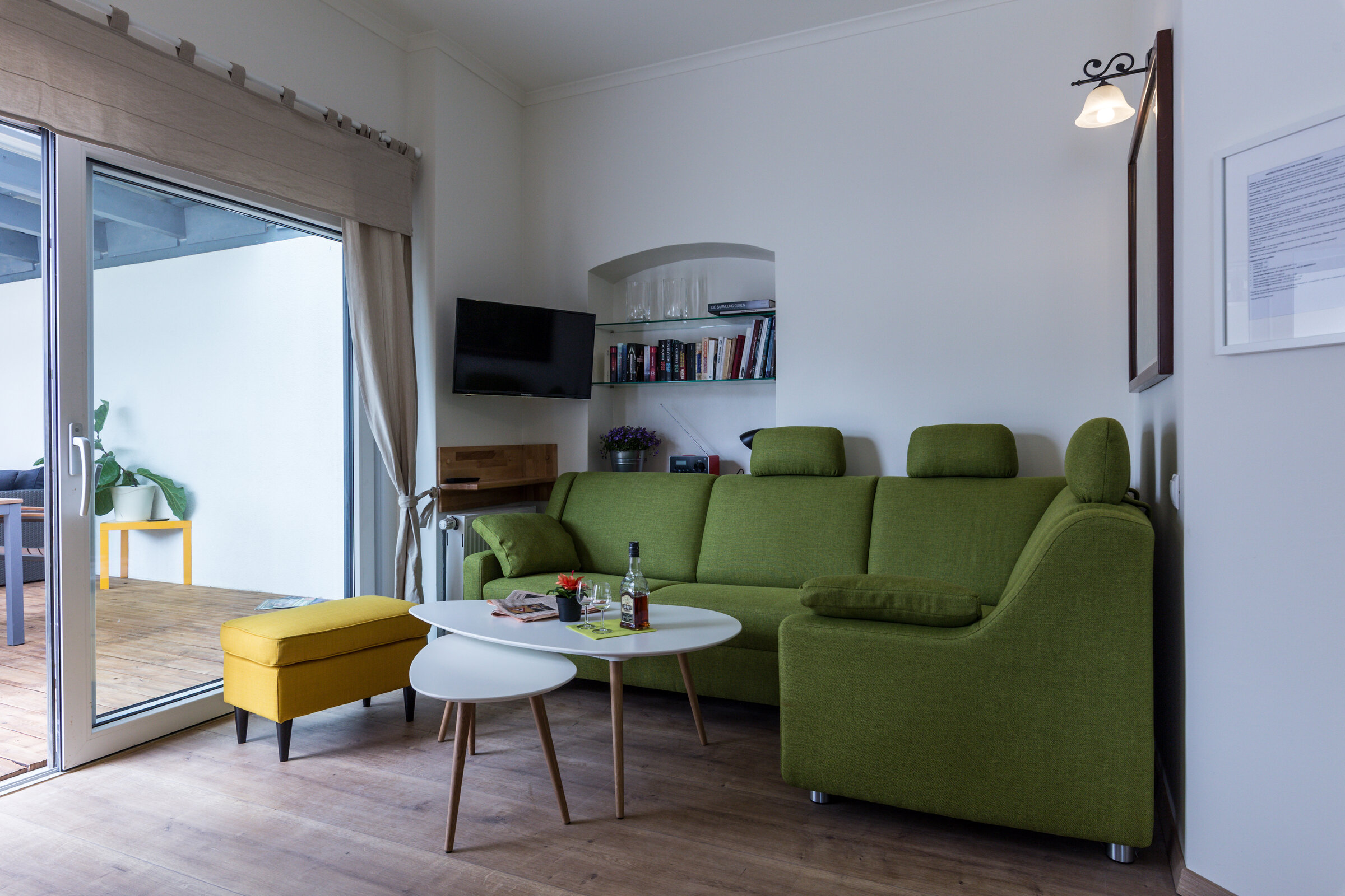 Sitzgruppe im Wohnzimmer mit TV