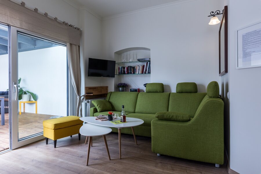 Sitzgruppe im Wohnzimmer mit TV