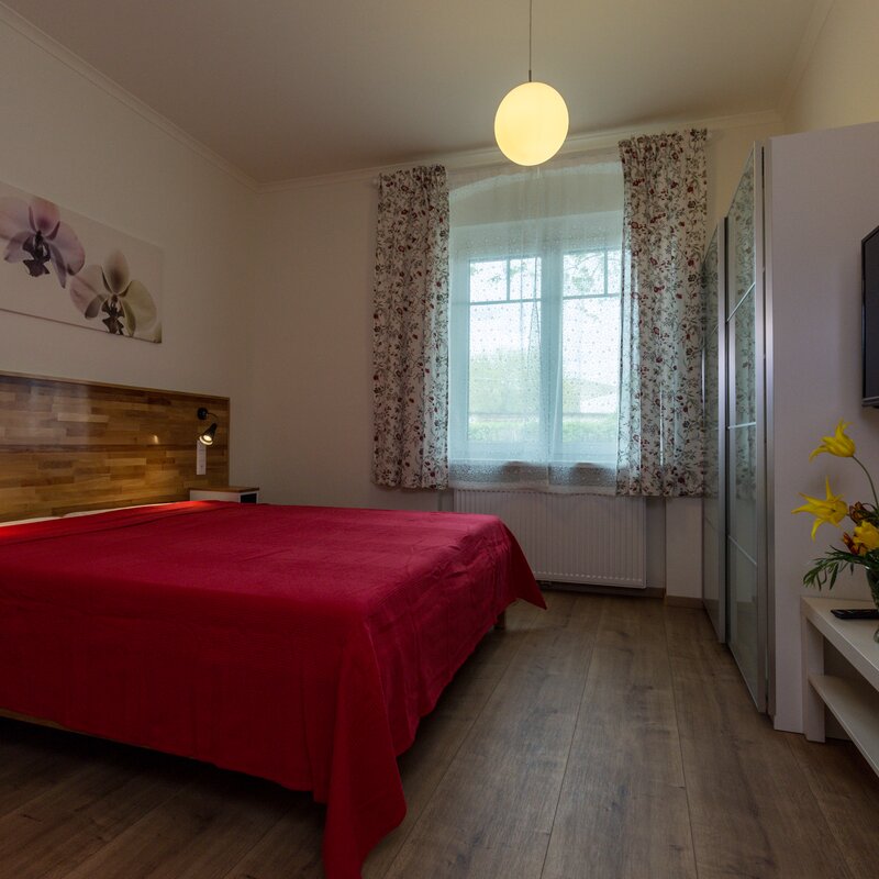 Doppelbett, Kasten und TV