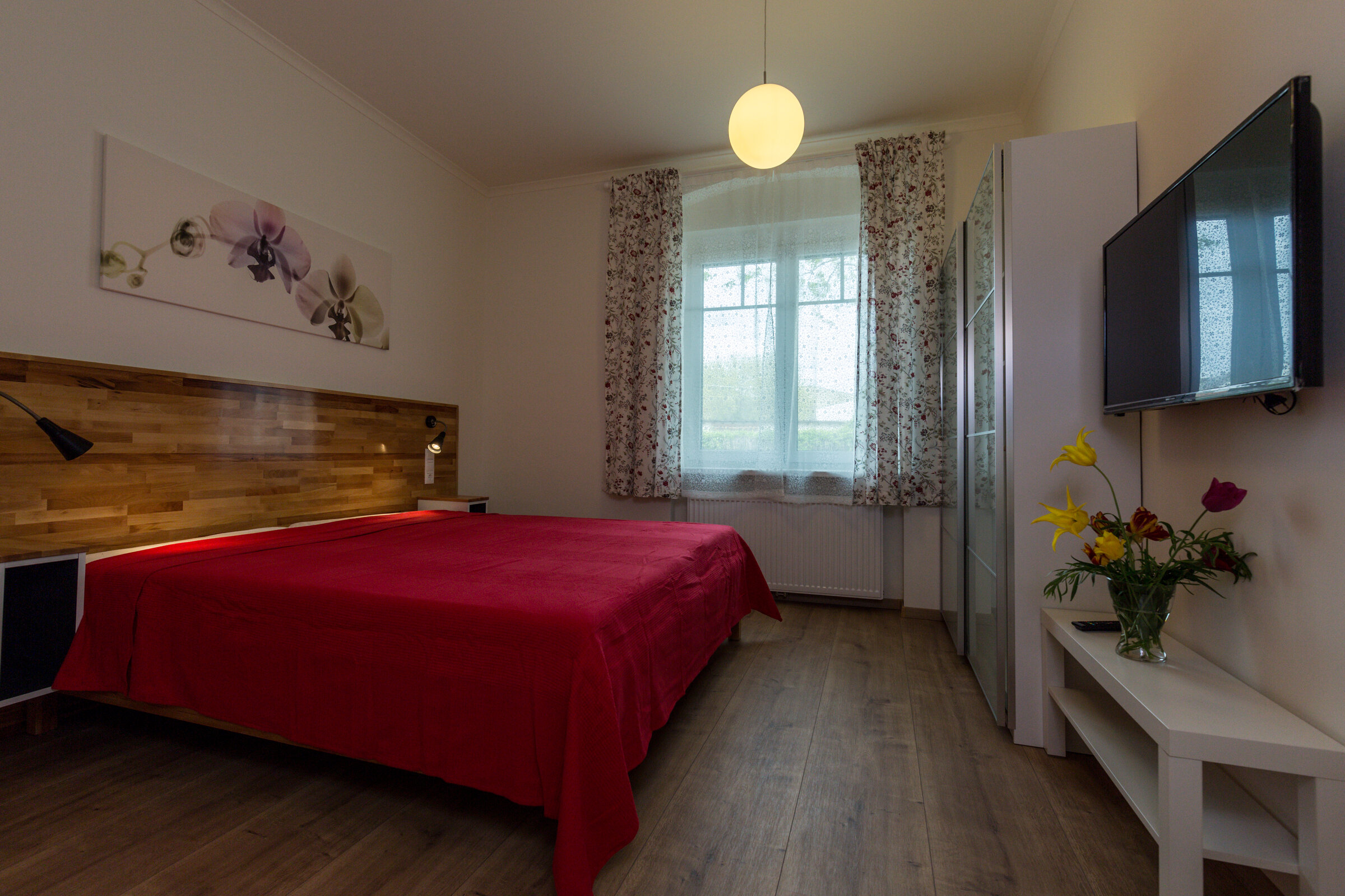 Doppelbett, Kasten und TV