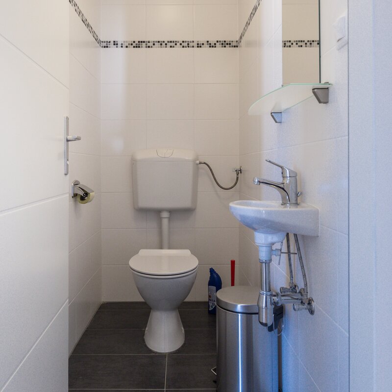 Zweite, separate Toilette mit Waschbecken