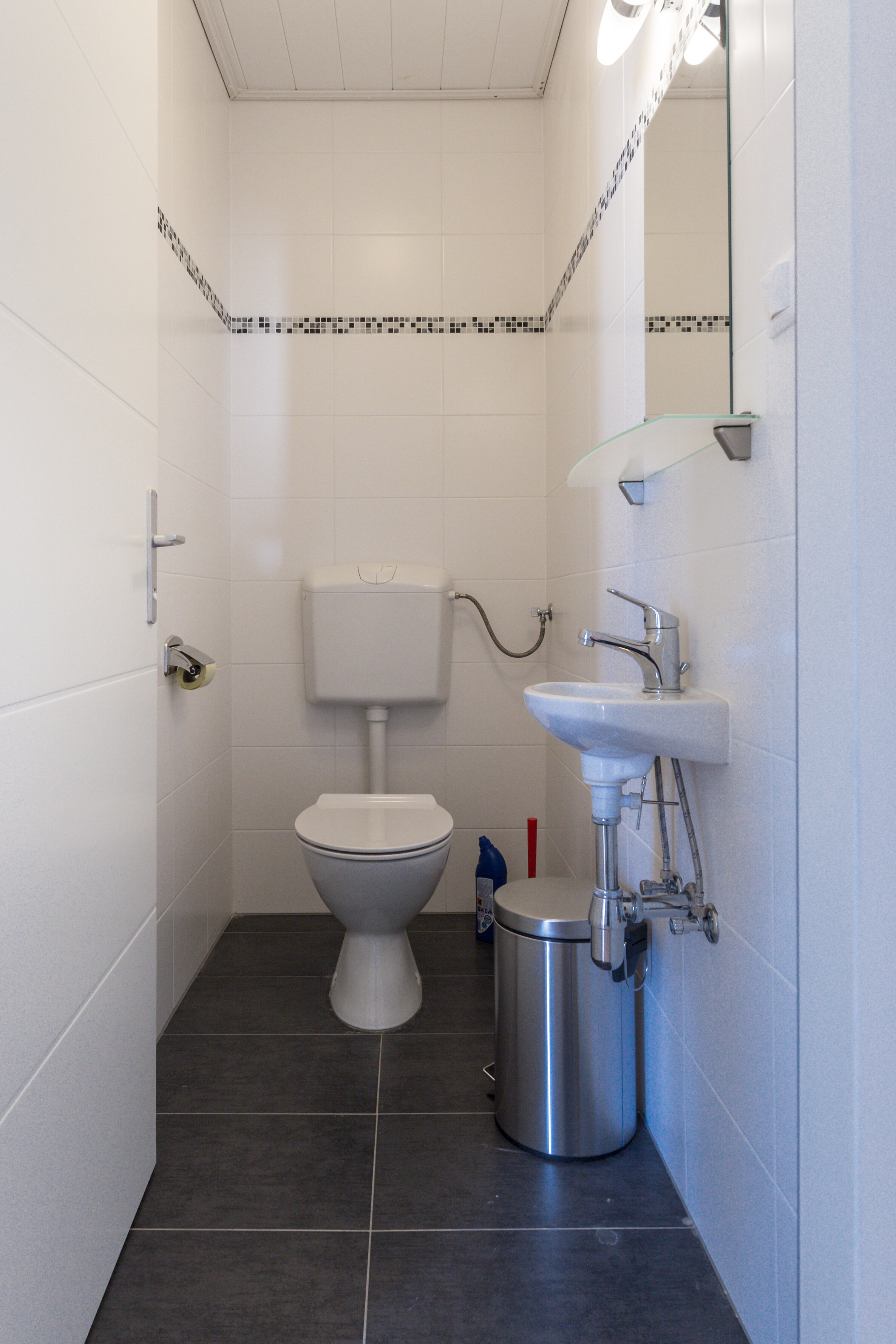 Zweite, separate Toilette mit Waschbecken