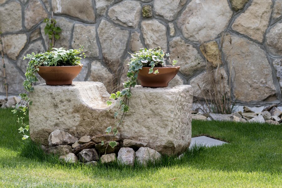 spudelnder Brunnen im Innenhof
