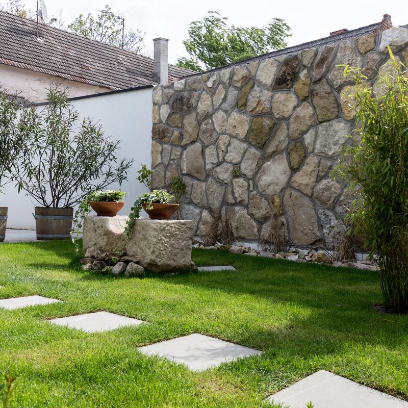 Innenhof, Natursteinmauerm Brunnen