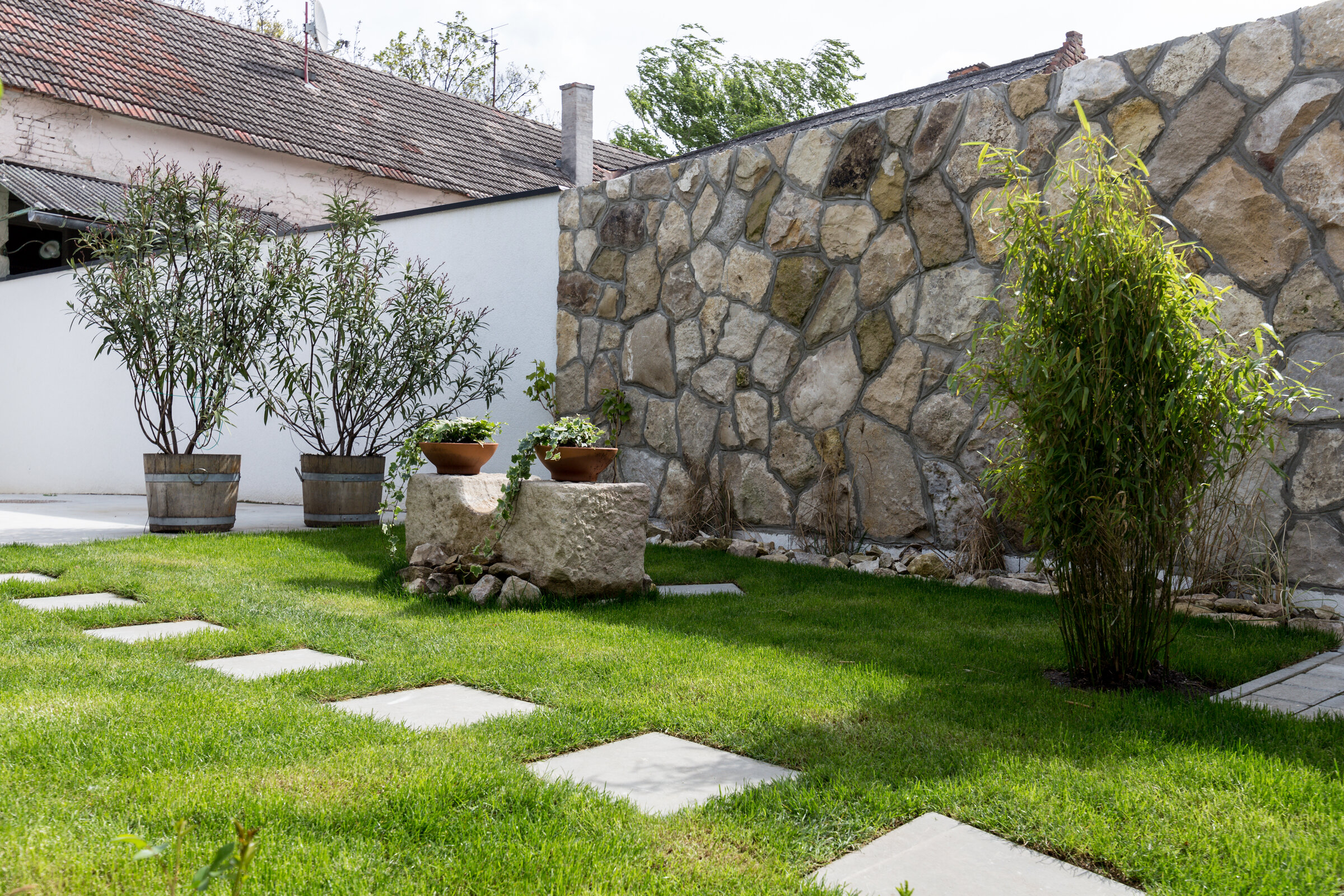 Innenhof, Natursteinmauerm Brunnen