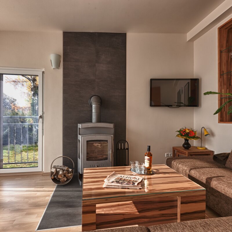 Wohnzimmer mit Sitzgruppe und Kamin | © Rupert Oster