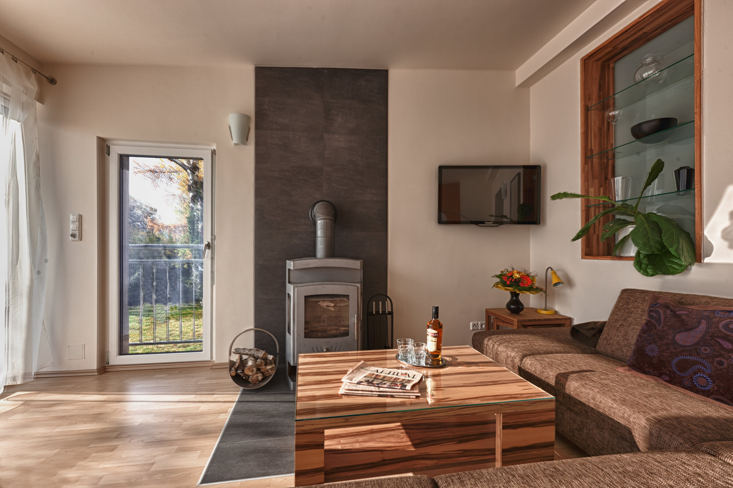 Wohnzimmer mit Sitzgruppe und Kamin | © Rupert Oster