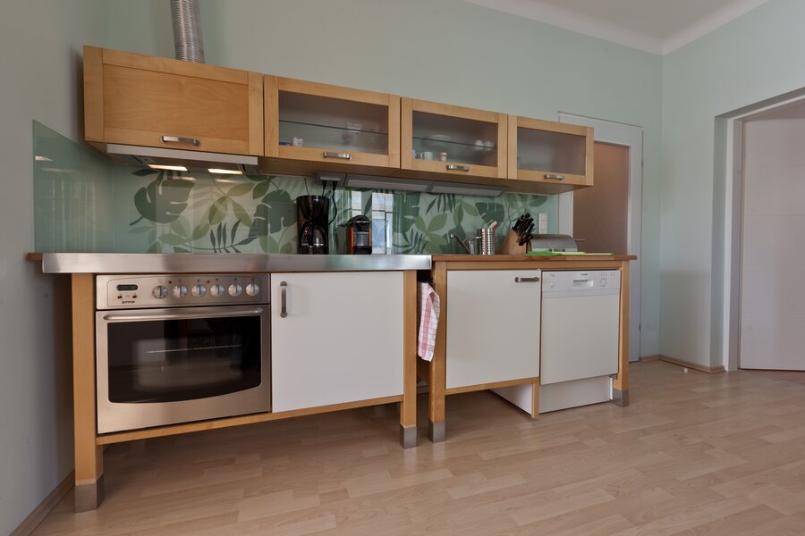 Küchenzeile mit Herd, Abzug, Geschirr und Geschirrspüler