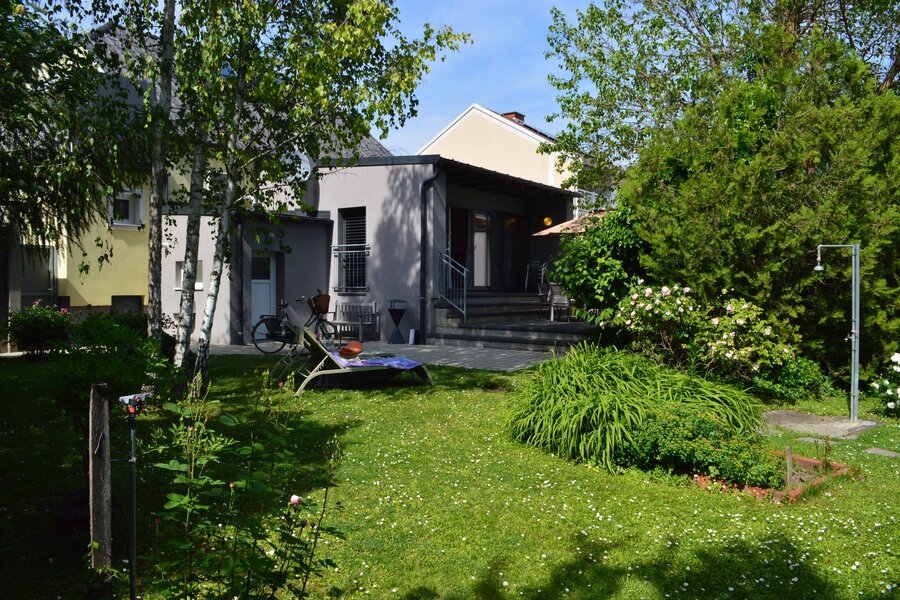 Exklusiver Garten mit Blick zur Terrasse