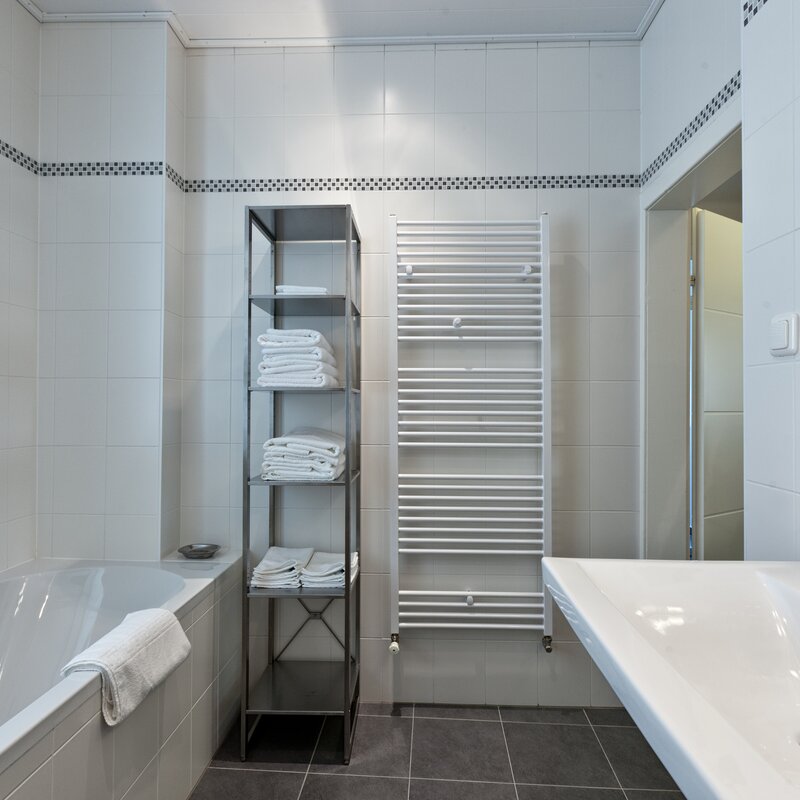 Bad mit Badewanne, 2 Waschbecken und Dusche