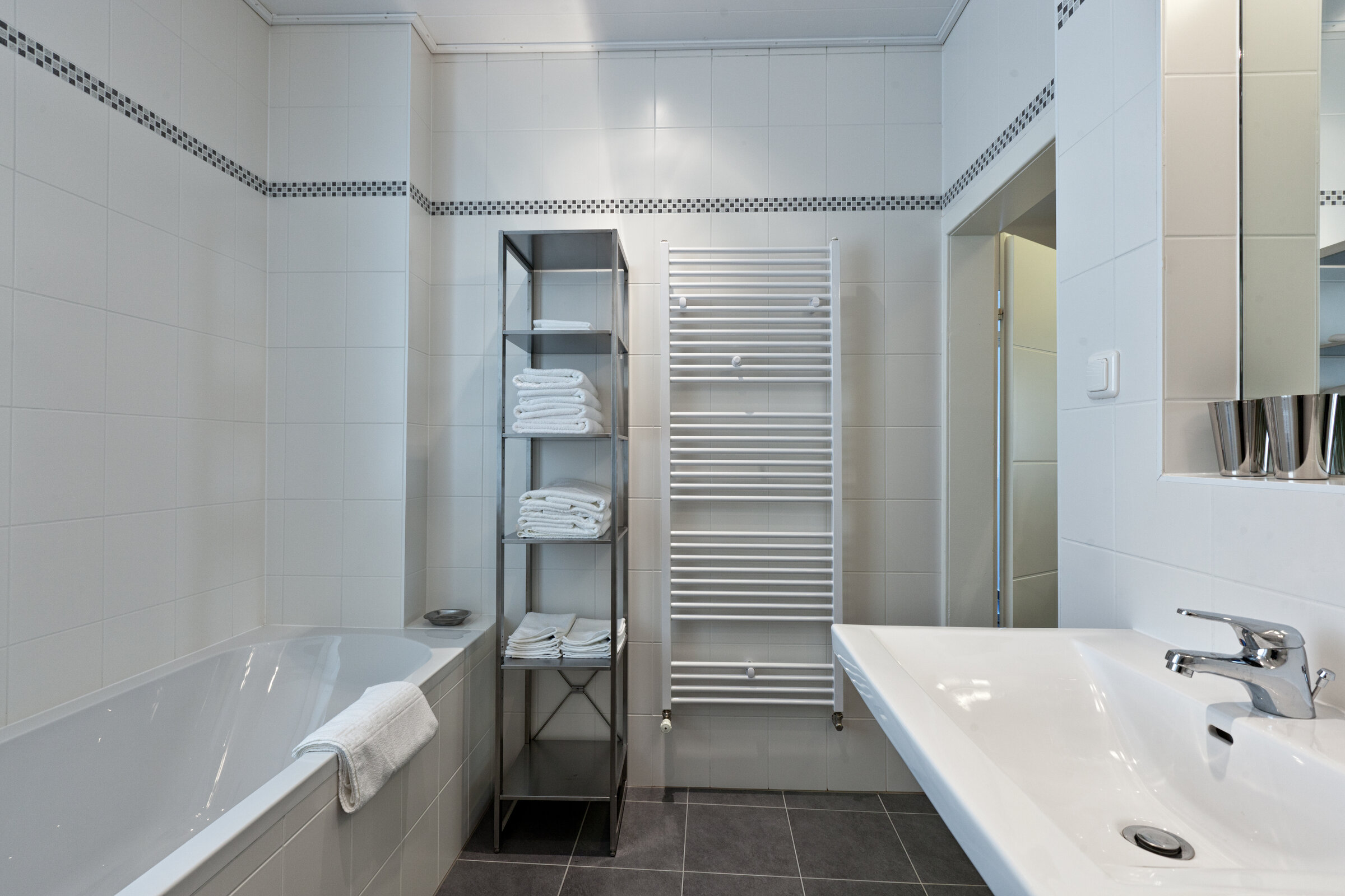 Bad mit Badewanne, 2 Waschbecken und Dusche