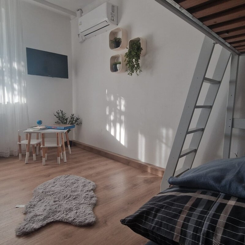 Helles 1-Zimmer Apartment mit Hochbett & Klimaanlage – Kurzzeitmiete & Wohnen auf Zeit für 1 bis 6 Monate in Frauenkirchen