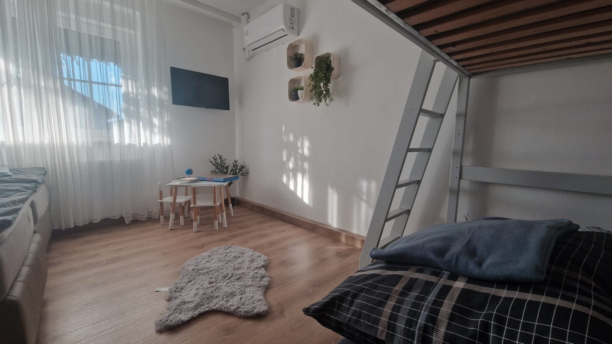 Helles 1-Zimmer Apartment mit Hochbett & Klimaanlage – Kurzzeitmiete & Wohnen auf Zeit für 1 bis 6 Monate in Frauenkirchen