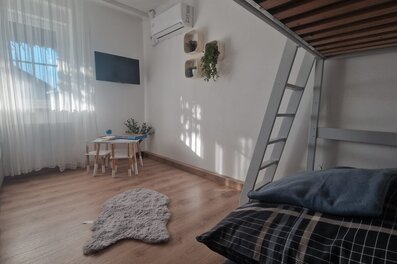 Helles 1-Zimmer Apartment mit Hochbett & Klimaanlage – Kurzzeitmiete & Wohnen auf Zeit für 1 bis 6 Monate in Frauenkirchen