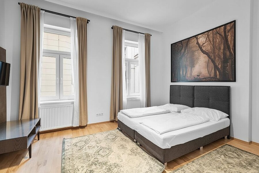 Helles Schlafzimmer mit Doppelbett & Parkett – 2-Zimmer Wohnung zur Kurzzeitmiete & Wohnen auf Zeit für 1 bis 6 Monate in Wien
