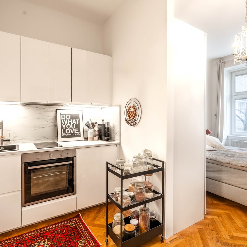 Helle 1-Zimmer-Wohnung mit moderner Küche & Parkett – Kurzzeitmiete Wien, Wohnen auf Zeit für 1 bis 6 Monate.