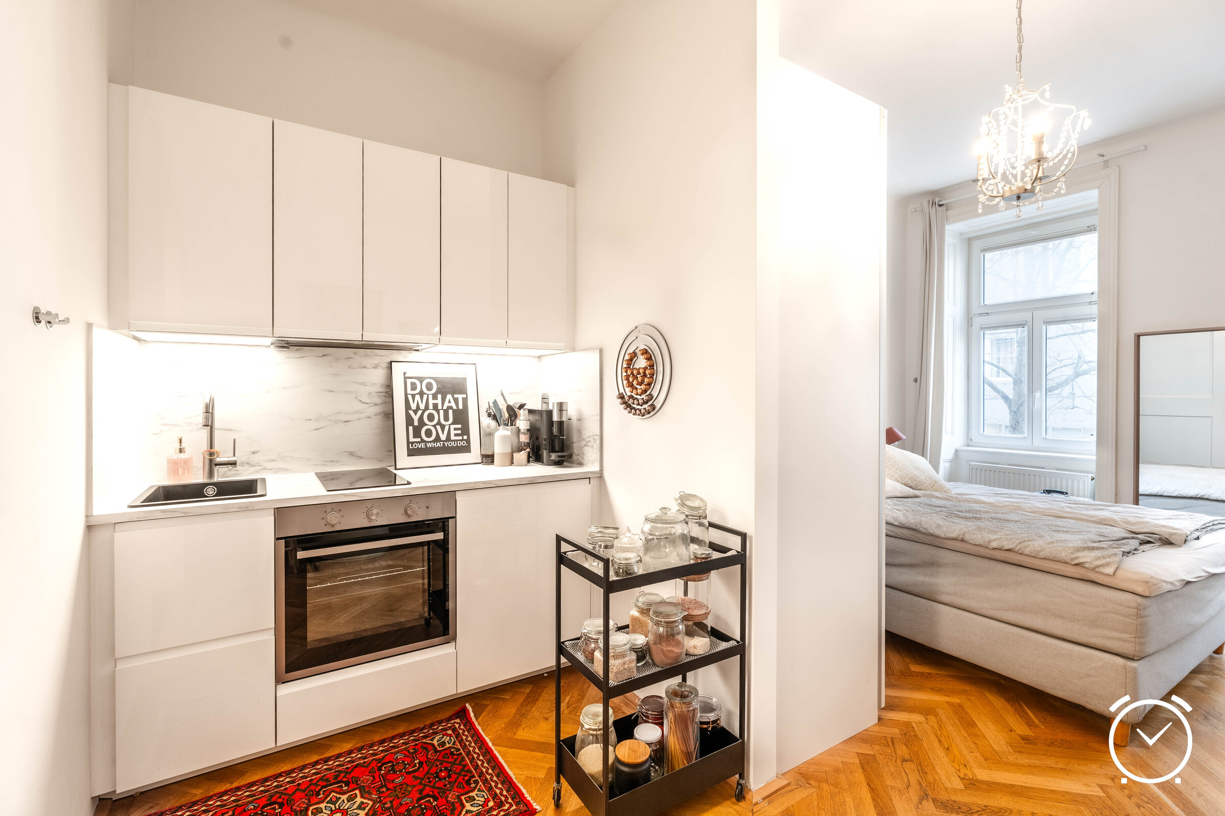 Wunderschöne Küche mit Schlaf- und Sitzbereich