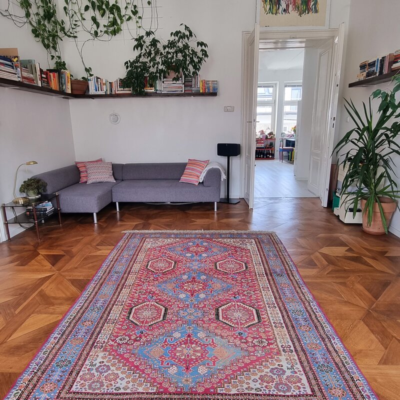 Helles Wohnzimmer mit Parkettboden & Orientteppich – 3-Zimmer Wohnung zur Kurzzeitmiete, Wohnen auf Zeit für 1 bis 6 Monate in Wien | © Luca